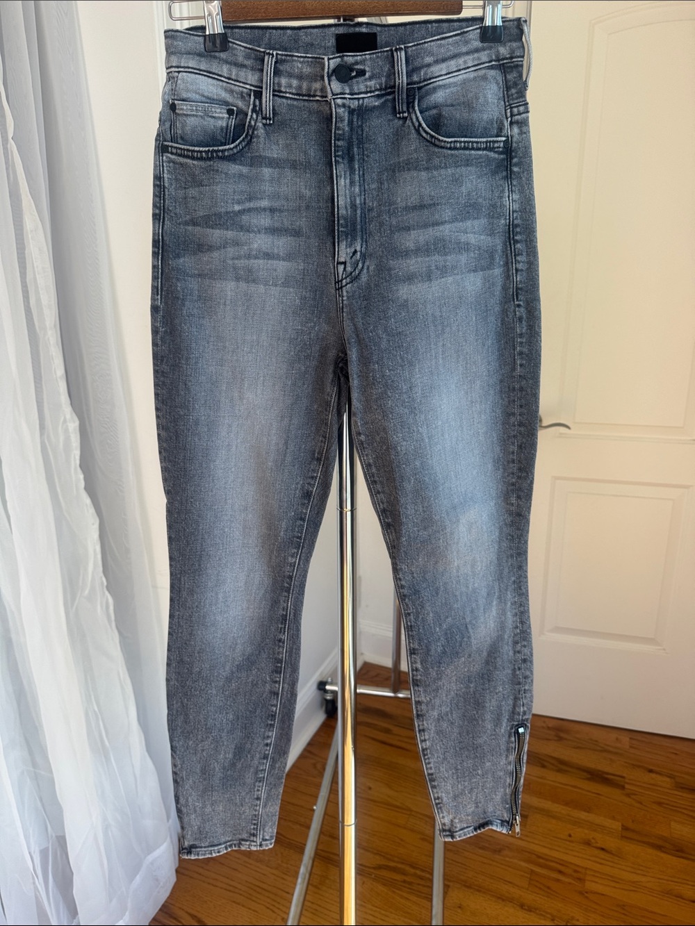 MOTHER Denim The Swooner Ankle Zip in Static Wash Size 28